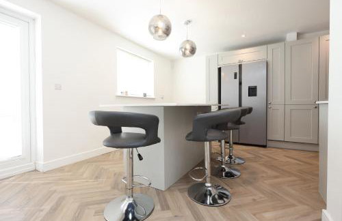 Contractor 4 Bed 3 Bath House Near Airport Parking Barry Island with Parking - Foto 45