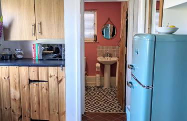 Charming coastal cottage - pet friendly! - Photo 9