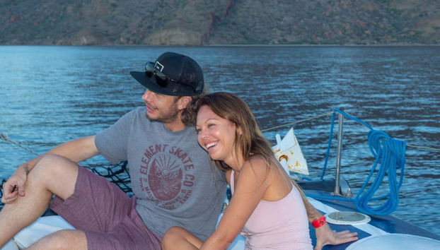 Un couple profitant de la balade en catamaran