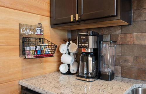 Family or couple retreat next to Downtown, Dollywood & Smoky Mountains! - Foto 11