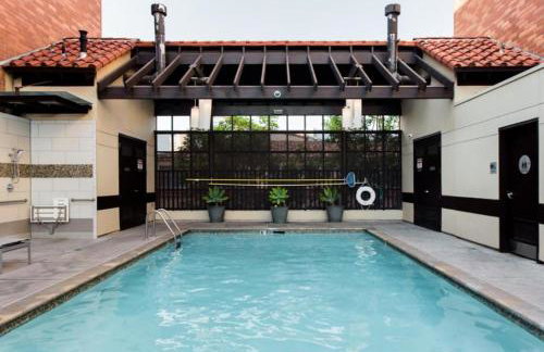 Stylish 2 Bed 2.5 Bath Condo Near Beverly Hills. - Photo 29