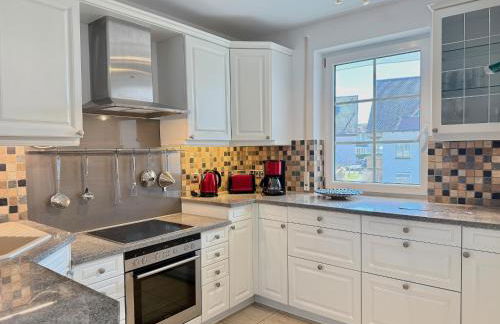 Ferienwohnung Residenz am See - exklusive Wohnung in erster Reihe mit Balkon und Seeblick - Photo 16