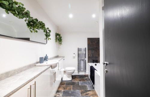 The Central 3BR Second-Floor Apartment - Photo 19