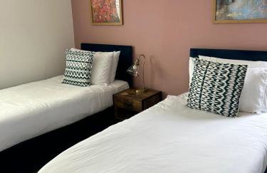 Beautiful 4-Bedroom Home for Groups & Families - Foto 10