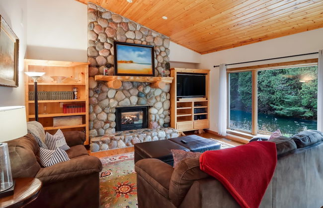 Boardman Monarch Upscale River Lodge HOT Tub! - Foto 36