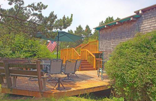 Cozy 2BR cabin near beach with deck fireplace. - Foto 4
