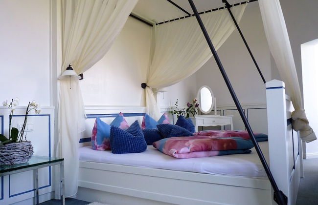 Schloss Weißenburg - Photo 26