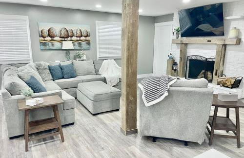 Rustic Chic in Charming Center Grove w Fenced Yard - Foto 8