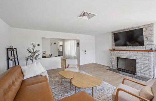 Spacious 5B2B home 5 min to airport with AC, Game Room, WiFi, Parking - Photo 2