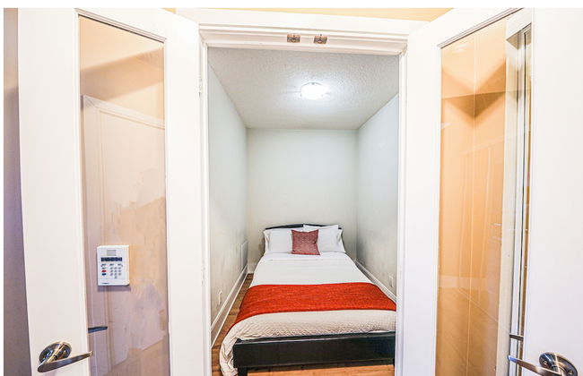 Lake View Luxury Condo by Elite Suites - Photo 4