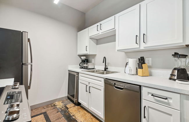 Spacious 2BR Downtown Retreat - Photo 23