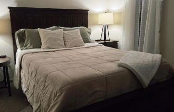 Old Fort Loft King & Queen suites nearest accomodation to Marshals Museum power your EV for free! - Foto 21