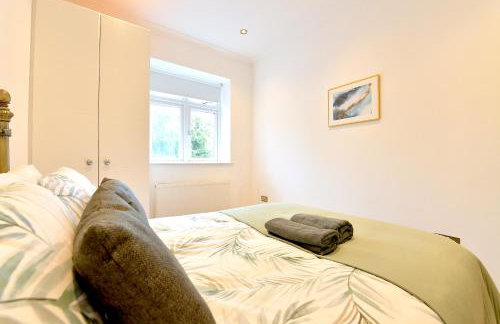 Hendon Escape Luxury Apartment with En-suite Bath - Photo 14