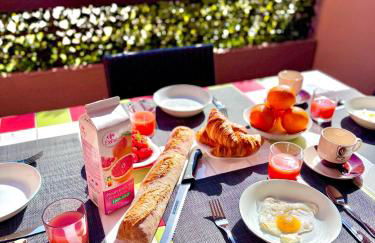 APPARTEMENT ET SA JOLIE TERRASSE Le Lavandou Saint Clair, a deux pas de la plage de St Clair, au calme, Studio tout équipé, clim, Wifi Fibre, TV connectée, lave linge, lave vaisselle, place de parking et plus, serviettes et draps fournis - Foto 7