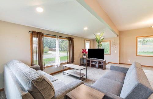 Serene Devils Lake House with Deck and Fire Pit! - Foto 1