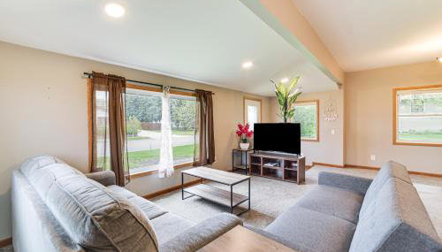 Serene Devils Lake House with Deck and Fire Pit! - Foto 1