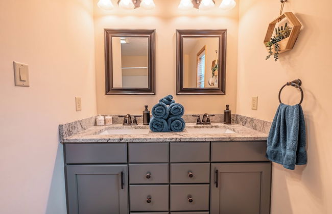 NEW Large Group Summer Getaway W/hot Tub + Game Room! - Foto 28