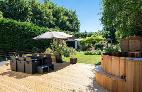 Spacious Cotswolds House Garden with Hot Tub - Foto 3