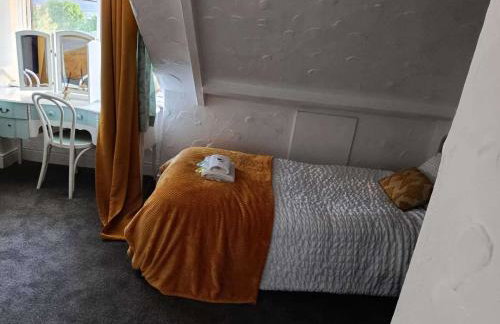 Apt - Sleeps 10 - Parking - Ideal for Contractors - Photo 5