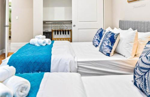 Spacious 6BR Stay with Parking and Near DTLA - Foto 17