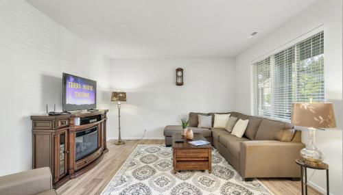 Terra House Tacoma - EV Power Station, Crib, Stroller, High Chair - Foto 2