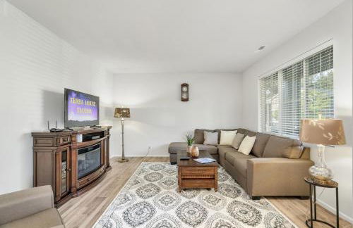 Terra House Tacoma - EV Power Station, Crib, Stroller, High Chair - Foto 2