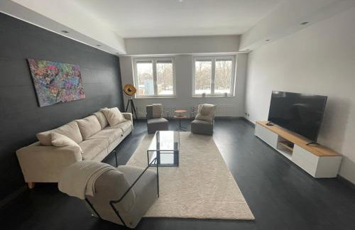 TruRetreats Design Loft für 8 Personen I Riesige Küche I eCharger I 65z SmartTV I 150qm - Foto 3