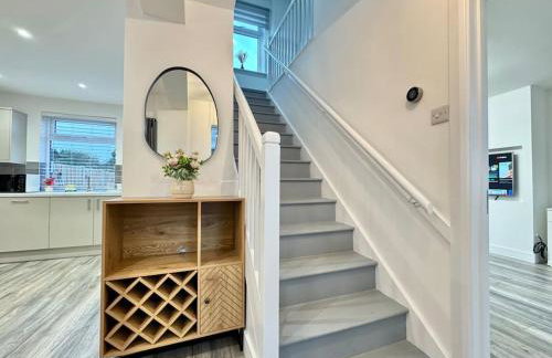 Modern 3 Bedroom Home - Free Driveway Parking - 6 Guests - Upstairs Bathroom and Downstairs WC - Foto 3