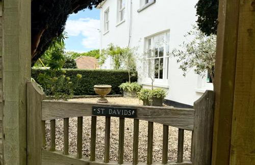 Tranquil Seaside Cottage by NewFo - Photo 1