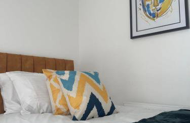 The Felix Apartments - 3 Bedrooms - FREE Parking - Close to train station - Photo 12