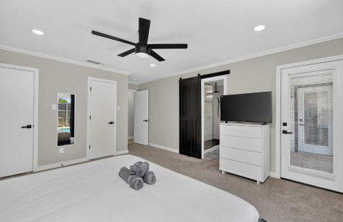 Perfect Getaway Home w Pool Jacuzzi Cinema Room - Photo 15