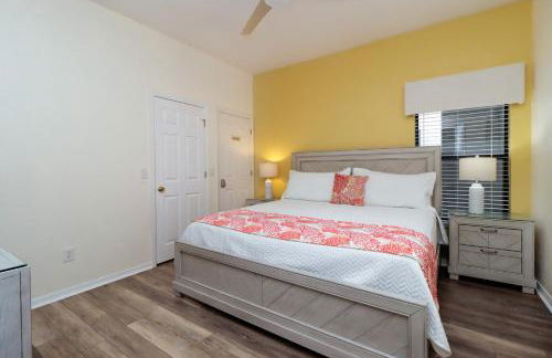 Serene 4-Bedroom Lakeview Retreat with South-Facing Pool & Sun-Drenched Outdoor Living - Foto 88