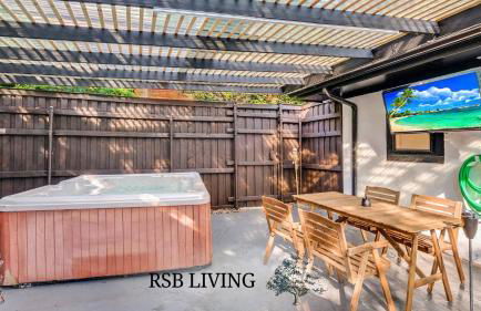 Superior 4BR 2BA Holiday Home with Hot Tub & Grill - Foto 1