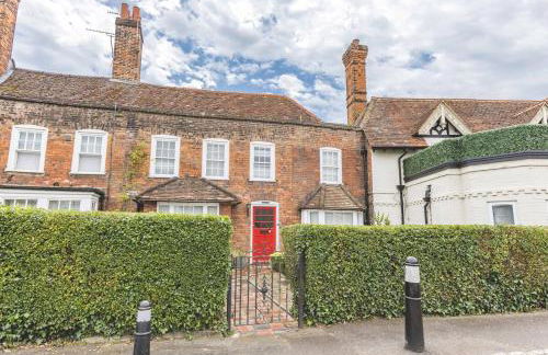 Charming 3BR Cottage Near Windsor and Sights - By Tempstay - Foto 22