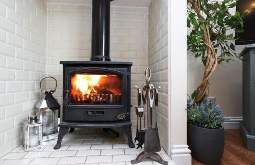 JOIVY Greenknowes Estate with Hot Tub and Bar - Farmhouse and Lodge - Photo 80