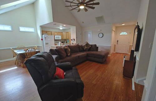 Workers Love It Here! 3 Bedroom House with screened in porch - Foto 20