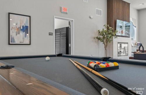 Modern King BR, Sectional, Pool, Gym, Near U of A - Foto 14