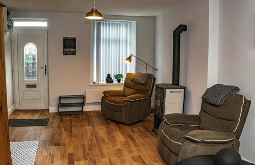 Centrally located 2 bedroom house with garden - Photo 2