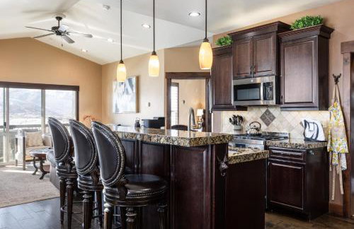 Private Hot Tub, Minutes to Ski, Cozy Getaway, Beautiful Condo- Large 3BR, Private Garage! - Photo 16