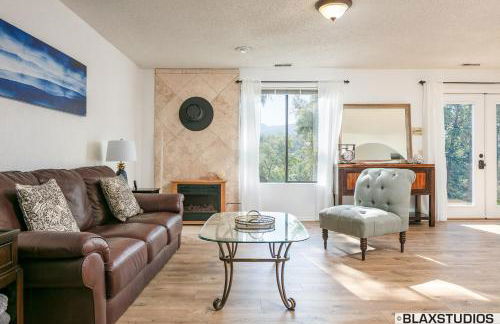 Charming Hillside Retreat - Private backyard, firepit, mtn views, full kitchen - Foto 8