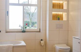 Modernes Ferienhaus mit 4 separaten Appartements, je mit vollausgestatteter Küchenzeile und eigenem Bad, 2 Gehminuten zum Badesee, Garten, Grillplatz, Kinderspielbereich, Hunde sind willkommen - Foto 16