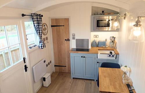 Yew Tree View Luxury Shepherd's Hut - Photo 1