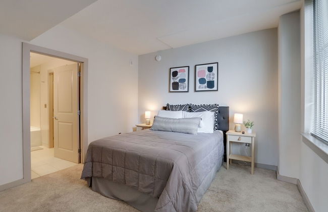 Cozy Condo Crystal City Rooftop - Photo 5