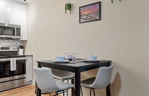 Upscale King Bed Suite ADA with Free Parking - Foto 9