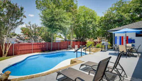 11 Mi to Six Flags! Poolside Oasis in Bedford - Foto 2