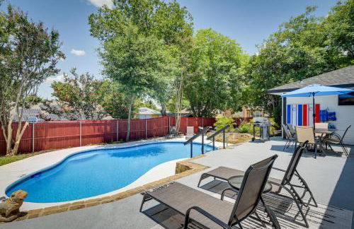 11 Mi to Six Flags! Poolside Oasis in Bedford - Foto 2