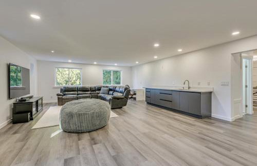 Waterfront Patio! Stylish Family Home in Everett - Photo 11