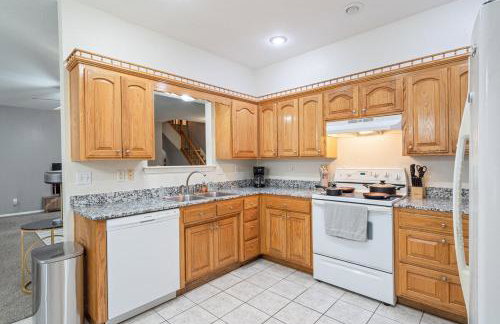 Spacious 6 bed Bentonville House, Sleeps 12, Smart TVs, Wi-Fi - Foto 8