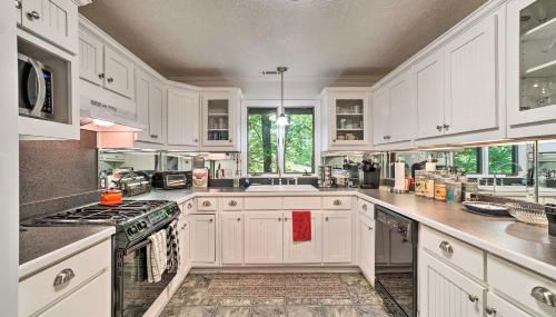 Serene Sky Valley Family Chalet with Fireplace - Foto 2