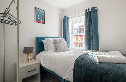 Our latest stunning property by Our Home Short Stays free parking super fast WiFi large back garden and crisp hotel white linen - Foto 16